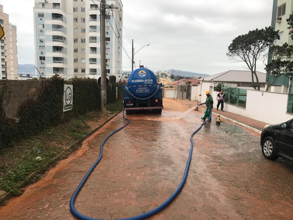 Abastecimento com caminhão-pipa