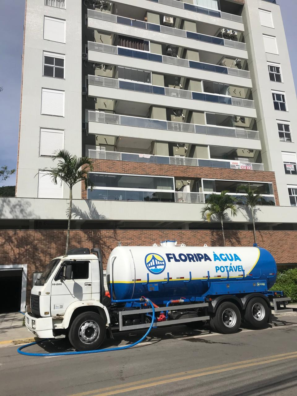 Caminhão-pipa da Floripa Água em atendimento